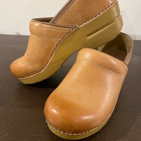 🌾Reserved for Kristine🌾Dansko Pro Honey Clog Burnished Distressed Leather 36 - Picture 2 of 5